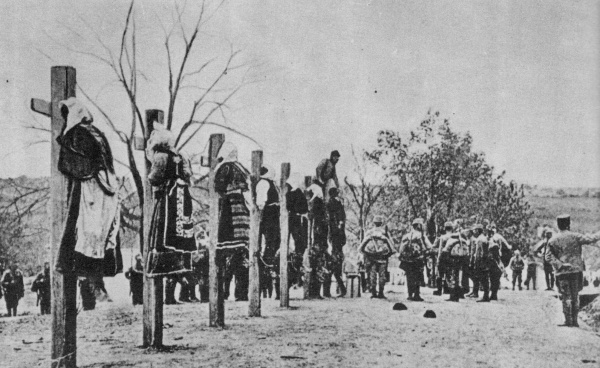 Austrieci executând sârbi, 1917