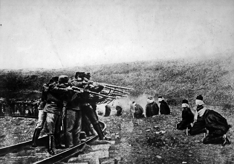 Austriecii executând sârbi, 1917