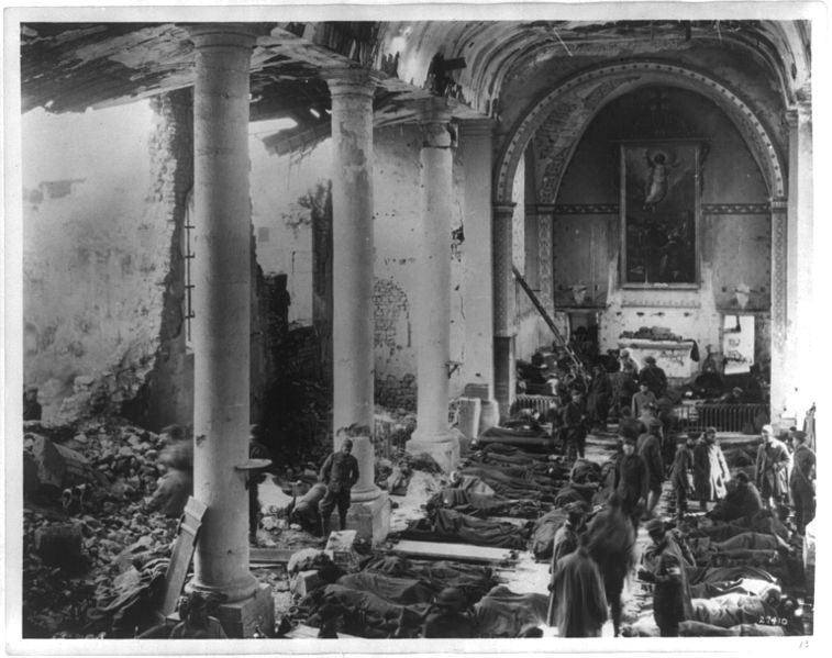 Hôpital de campagne de l'armée américaine à l'intérieur des ruines de l'église française, 1918