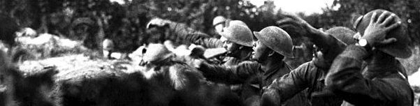Soldați americani pe frontul Piave aruncând grenade în tranșeele austriece, 1919