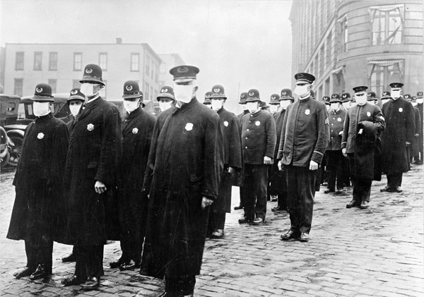 Polițiști din Seattle purtând măști confecționate de Crucea Roșie, în timpul epidemiei de gripă, decembrie 1918