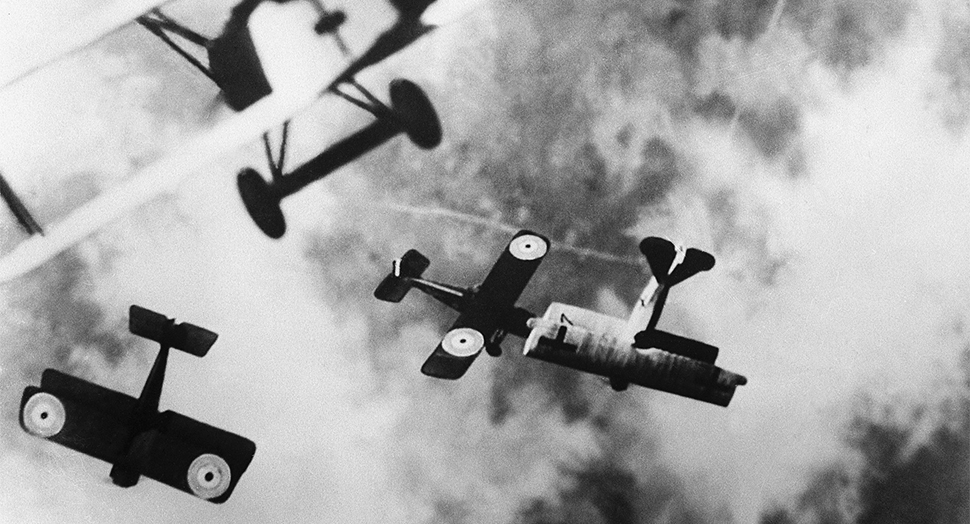 Allemagne --- Légende originale : Combat aérien de chiens au-dessus du front occidental pendant la Première Guerre mondiale, photographie non datée. --- Image par © Bettmann/CORBIS