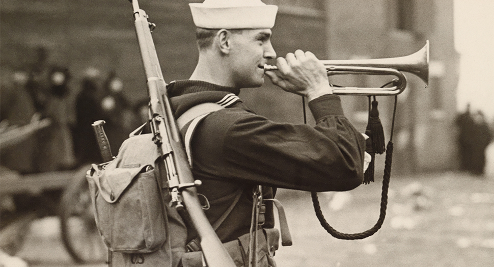 04 Apr 1917, USA --- Un marinaio della prima guerra mondiale suona la tromba --- Immagine da © American Press Association/National Geographic Society/Corbis