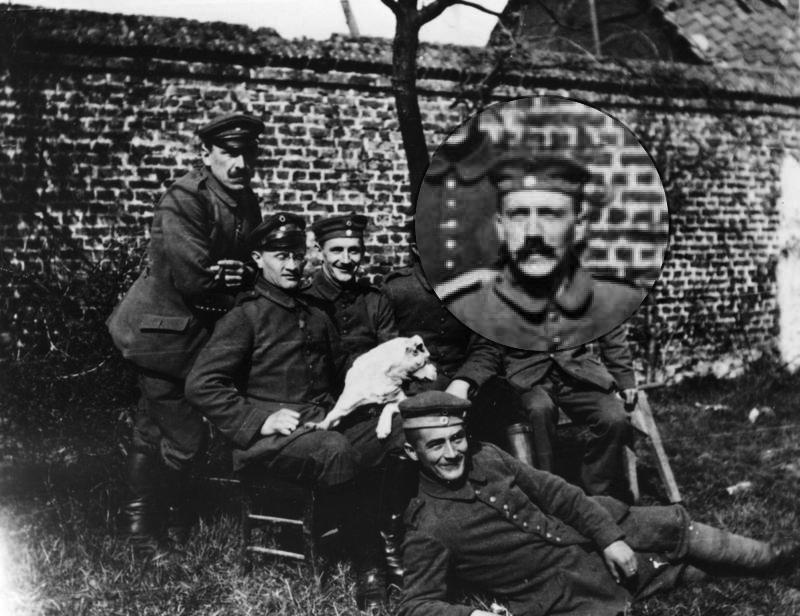 Hitler (à l'extrême droite, assis) avec ses camarades de l'armée du 16e régiment d'infanterie de réserve bavarois (c. 1914-18)