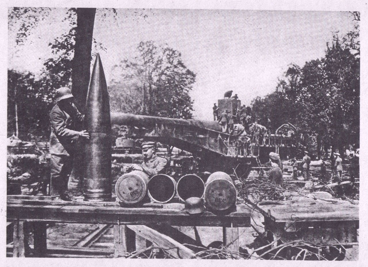 El cañón de ferrocarril alemán 38er Langrohr Granaten "Long Max" con proyectiles de 38cm disparó los salvos de apertura en Verdun