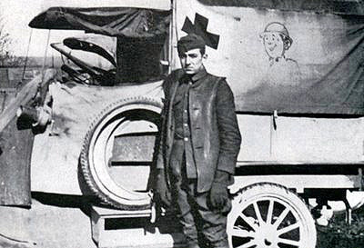 Walt Disney, autista di ambulanza della Croce Rossa americana in Francia durante la prima guerra mondiale Ambulanza decorata da lui, fyeahwaltdisney.tumblr.com (WikiCommons)