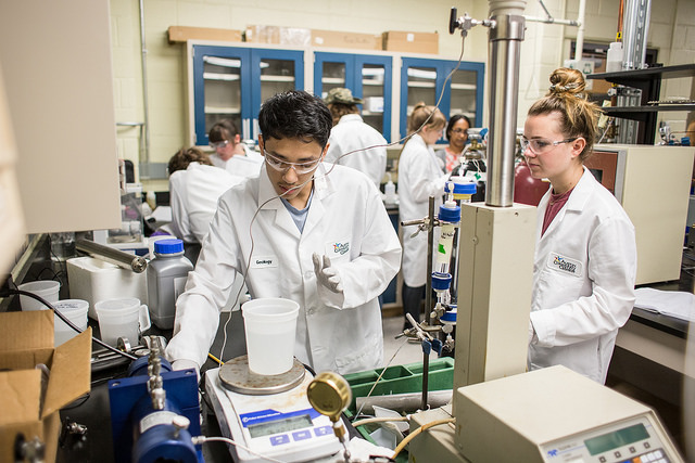 ACC SUREC students participate in research at UT Austin lab.