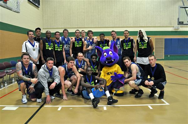 Men's basketball team poses with RB mascot